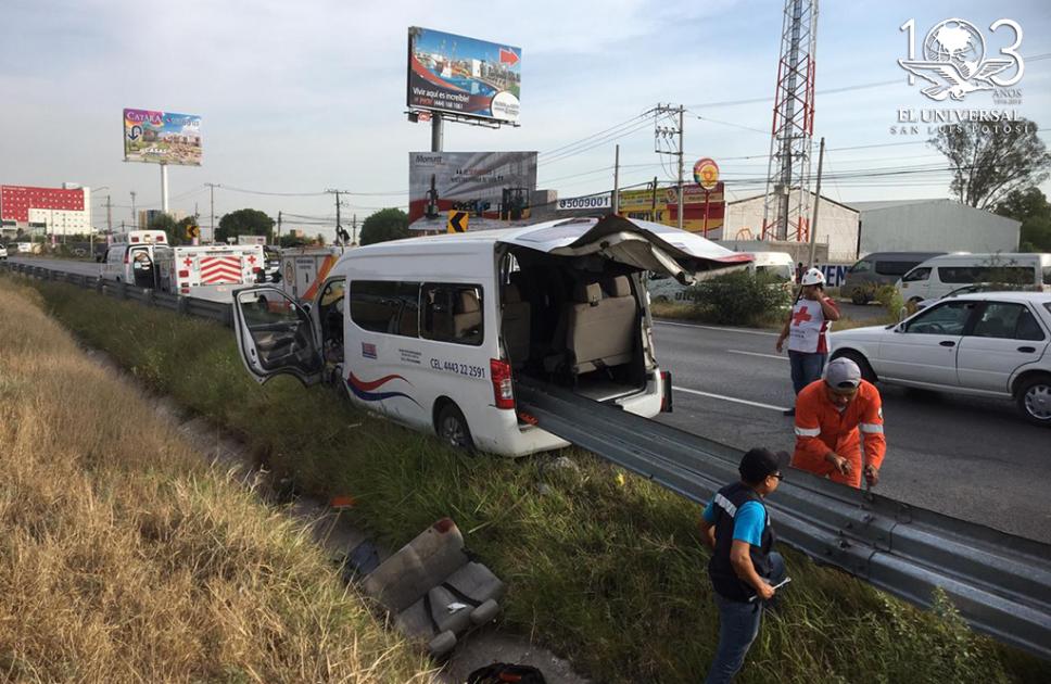 Choca camioneta de personal, 9 lesionados 