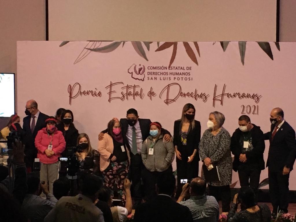 Recibe Premio Estatal de Derechos Humanos Asociación Pro Superación de Niños Down