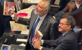 Coordinador del PT regala 19 libros de AMLO a senadores de la 4T; dice que le costaron más de 9 mil pesos