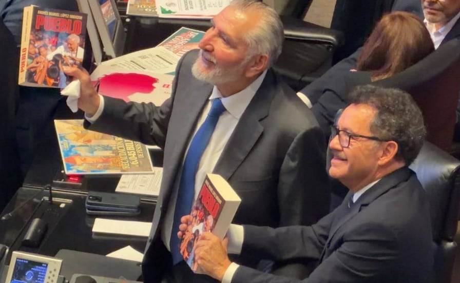 Coordinador del PT regala 19 libros de AMLO a senadores de la 4T; dice que le costaron más de 9 mil pesos