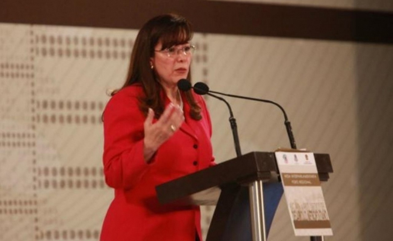  Compara Rojas Díaz Durán a Yeidckol Polevnsky con Luis XIV