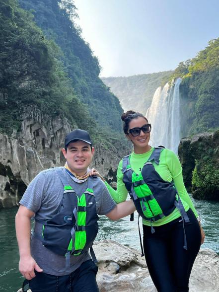El cantante Alfredo Olivas disfruta belleza de los parajes de la Huasteca Potosina