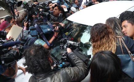  Reporteros "acorralan" auto de AMLO tras reunión con Meade