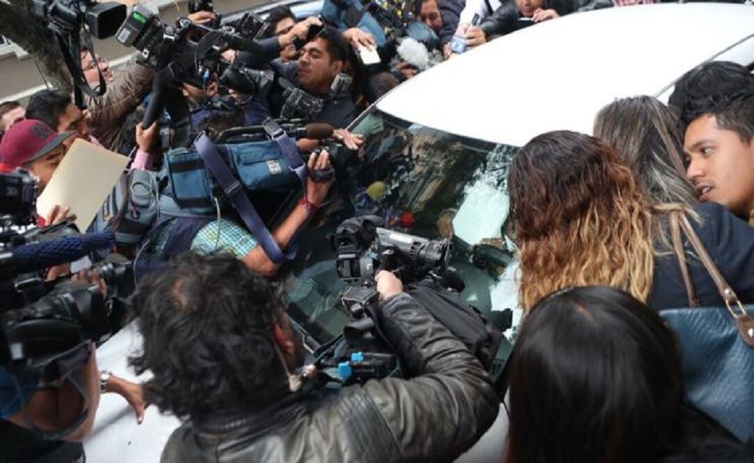 Reporteros acorralan auto de AMLO. Foto: Ariel Ojeda/El Universal