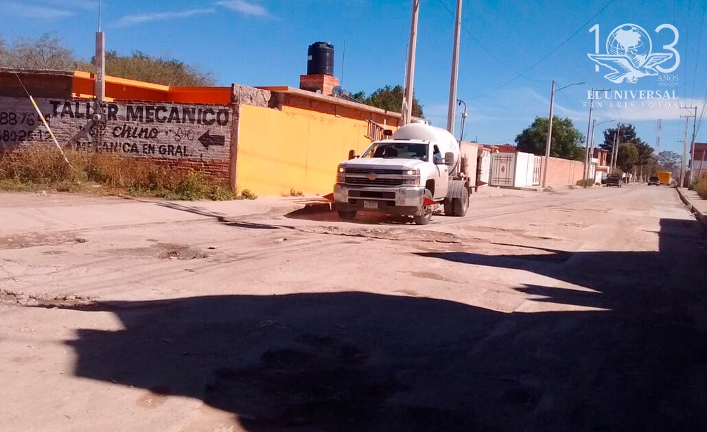 Avenida Mexquitic se convirtió en zona de baches, denuncian vecinos