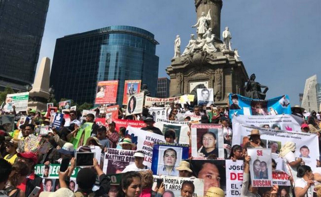 Madres de desaparecidos hacen mitin en el Ángel de la Independencia