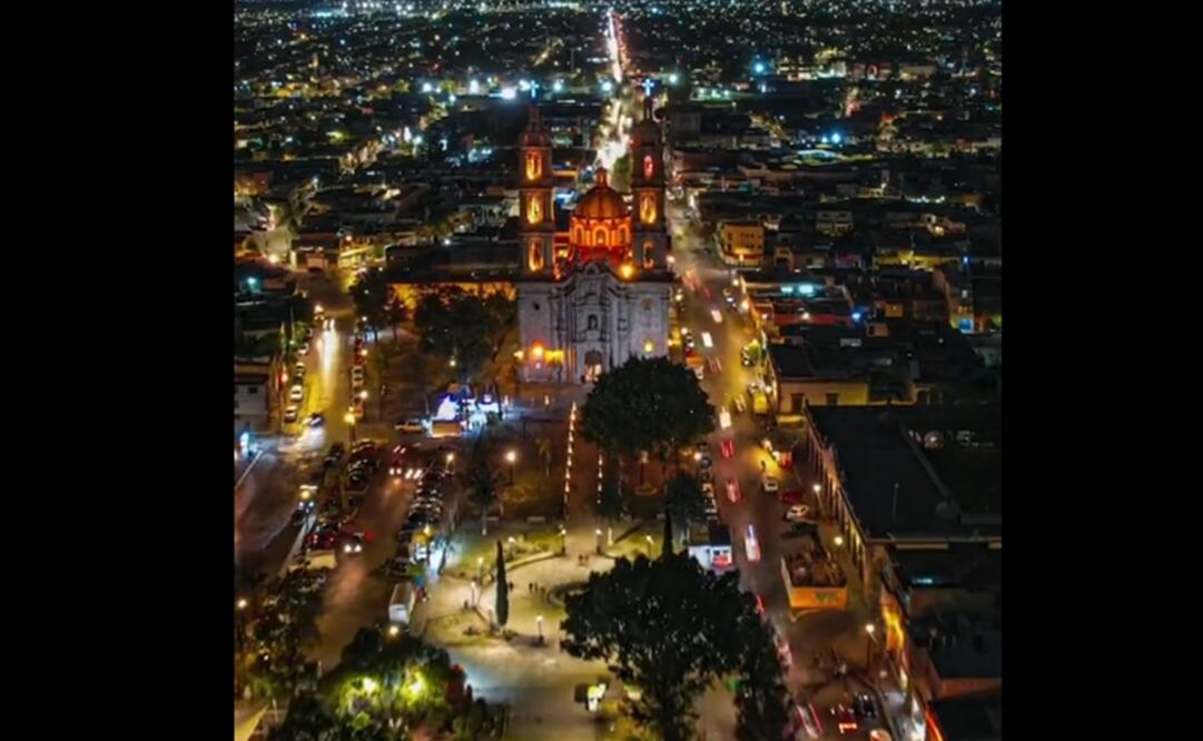 Vive la experiencia única de caminar por la Calzada de Guadalupe, un corredor peatonal histórico e iluminado en el corazón de San Luis Potosí. Foto: Yo Amo San Luis.