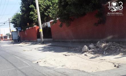 Avenida Industrias, plagada de hoyos por remanentes de fuga