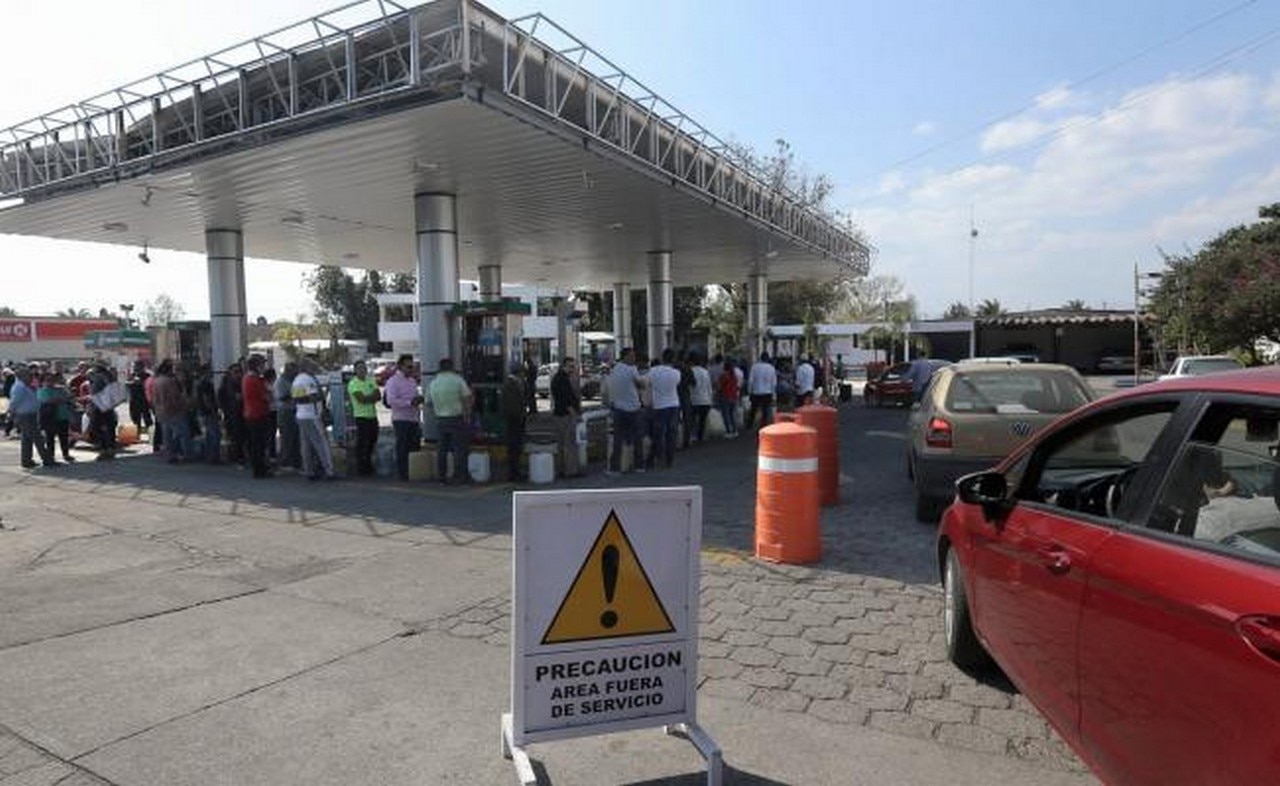  Impacta al sector transportista escasez de gasolina en Michoacán
