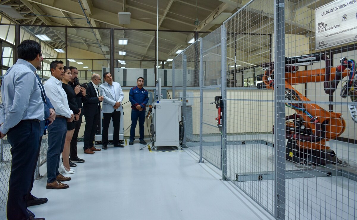 BMW dona robot de alta tecnología a la Universidad Tecnológica de SLP para formar a los ingenieros del futuro