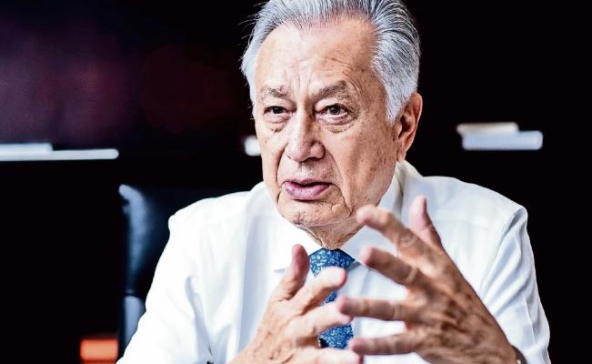 “No soy ‘dino’ y no declino a CFE”, dice Bartlett