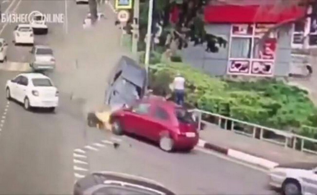 Un auto embistió a un grupo de transeúntes en la ciudad rusa de Sochi, sede del Mundial de Futbol. Foto: Especial