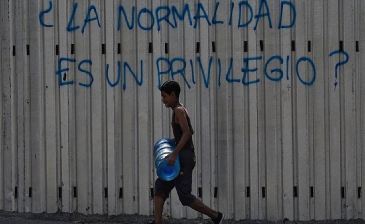 La escena de personas cargando bidones de agua por las calles de las ciudades de Venezuela se ha hecho cotidiana (Foto: Getty Images)