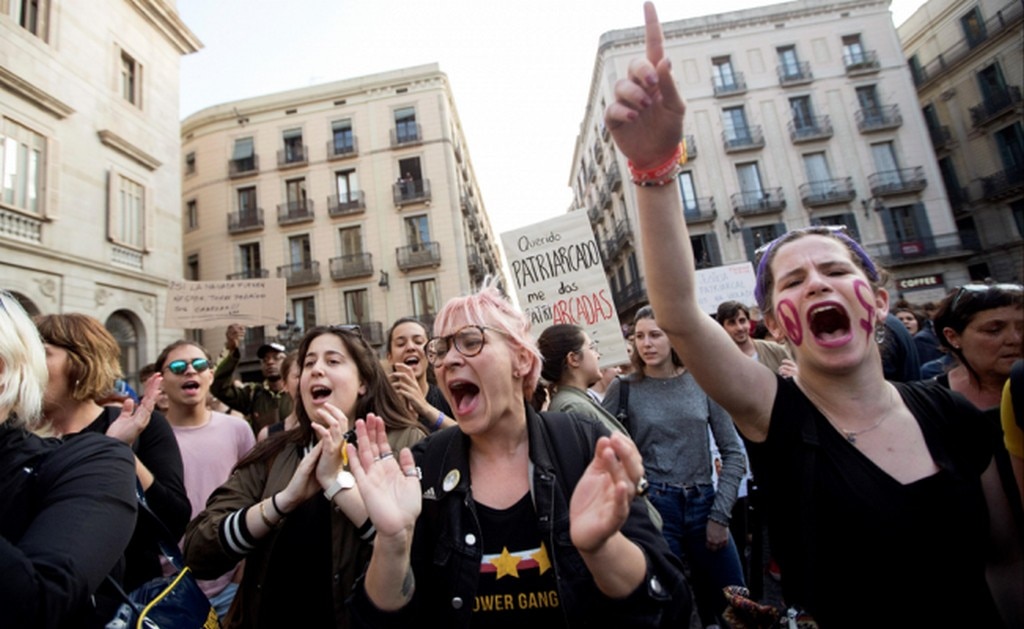 "No es abuso, es violación", protestan en España tras juicio a cinco jóvenes de "La manada"