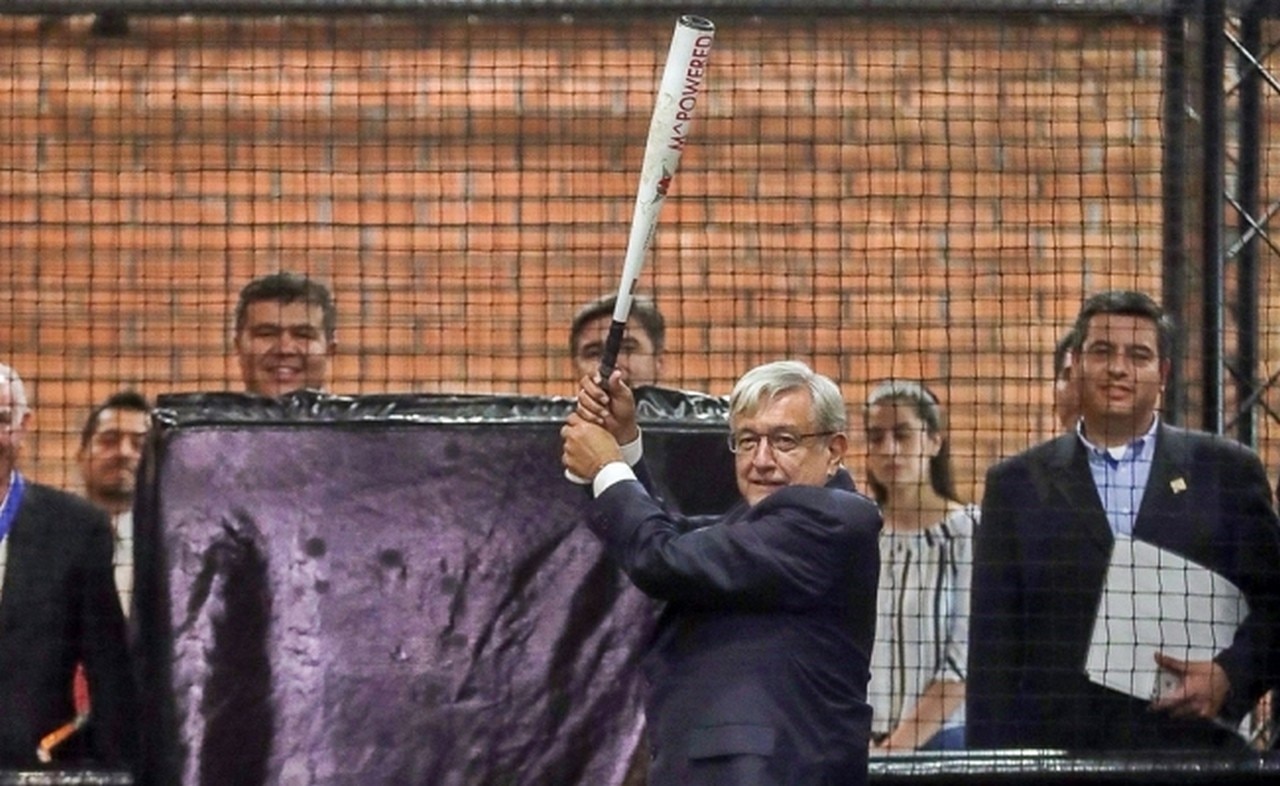 AMLO macanea dos batazos en la inauguración del Salón de la Fama del Beisbol