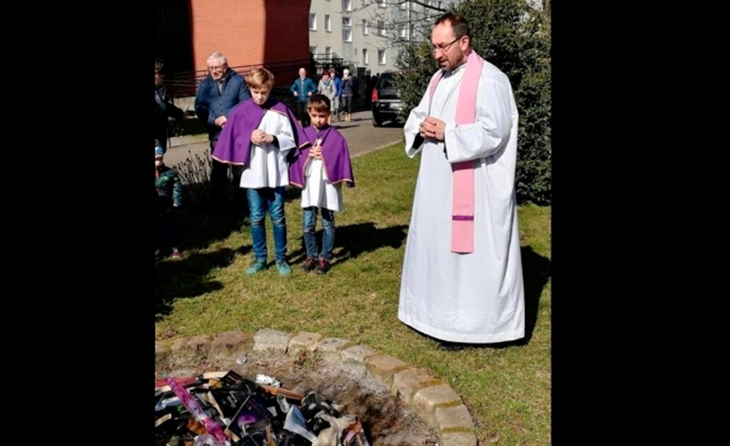 Sacerdote se disculpa por haber quemado libros de "Harry Potter"