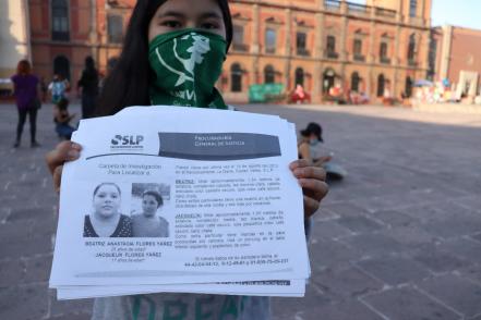"Vivas se las llevaron, vivas las queremos", entonan mujeres en plaza Fundadores