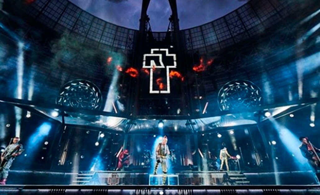 Integrantes de Rammstein se besan durante concierto