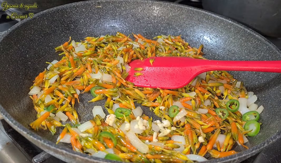 Flor de sábila cocinada "a la mexicana", con jitomate, cebolla y chile. Foto: captura de YouTube@Yesenia te ayuda a cocinar