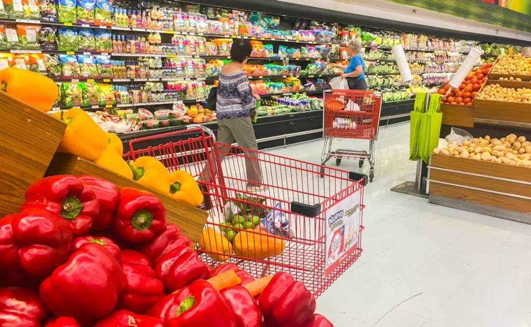 Los supermercados estaban cerrando a las 20:00 horas y pasarán a un horario regular a las 22:00. Foto: Archivo. EL UNIVERSAL