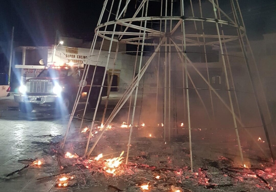 Incendio consume árbol navideño en Cedral. Foto: Especial
