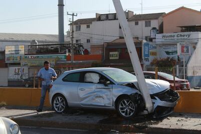 Automovilista se impactó contra luminaria