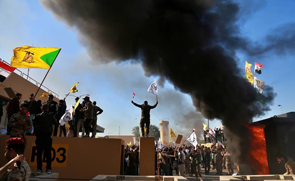 Manifestantes atacan embajada de Estados Unidos en Irak; Trump culpa a Irán