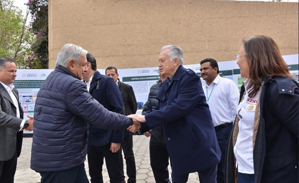 Presume Bartlett fotos con AMLO, tras ser exonerado por fortuna