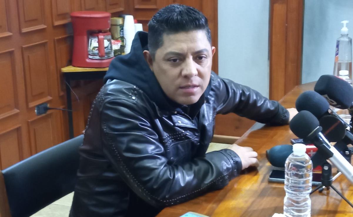 Ricardo Gallardo alista peticiones a AMLO durante su visita a San Luis Potosí. Foto: Samuel Estrada