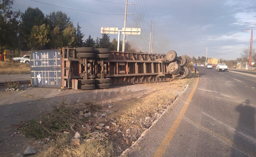 Remolque se desprende en carretera Matehuala, una lesionada