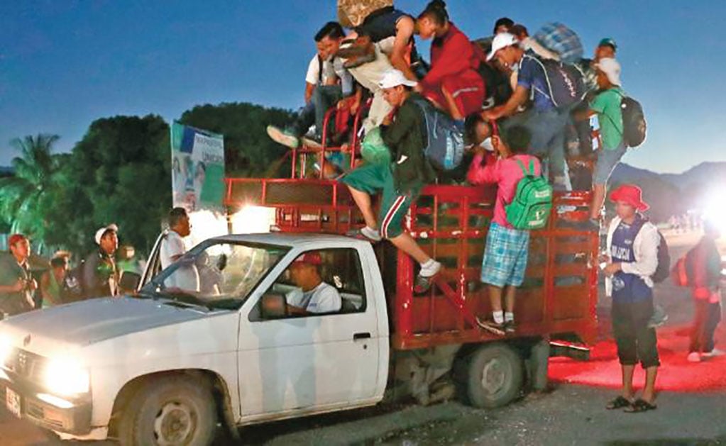 La Caravana Migrante salió de Mapastepec a Pijijiapan, Chiapas; en su mayoría los centroamericanos piden avent ón para llegar más rápido. (VALENTE ROSAS. EL UNIVERSAL)