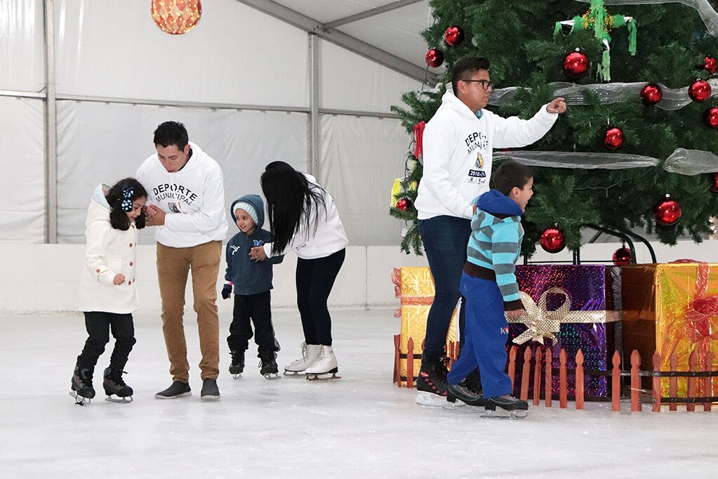 Pista de hielo registra gran afluencia en Plaza Fundadores