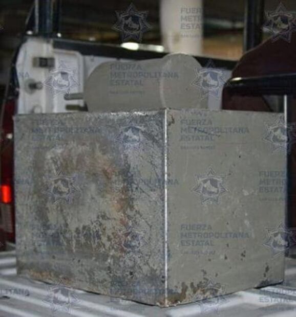 Roban caja fuerte, huyen en taxi y los detienen