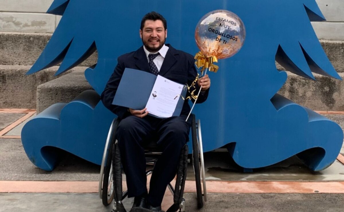 Gabriel Brondo, primer alumno de la UASLP con discapacidad adquirida en graduarse