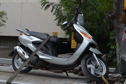 Detienen a conductor, circulaba en moto con placas sobrepuestas