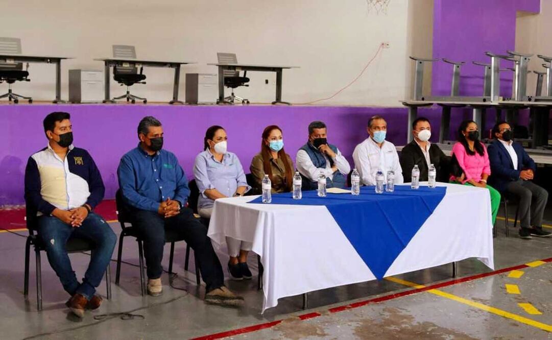 Dona BMW mobiliario escolar a 156 planteles de Villa de Reyes, en SLP. Foto: Especial