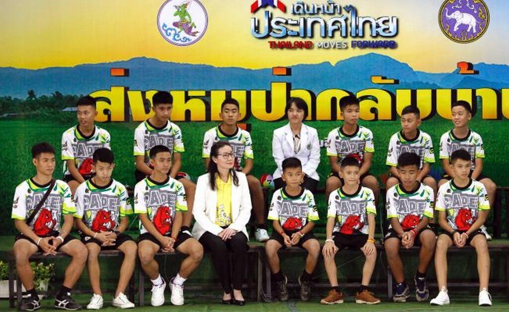 Niños relatan que cavaron en busca de una salida de la cueva en Tailandia