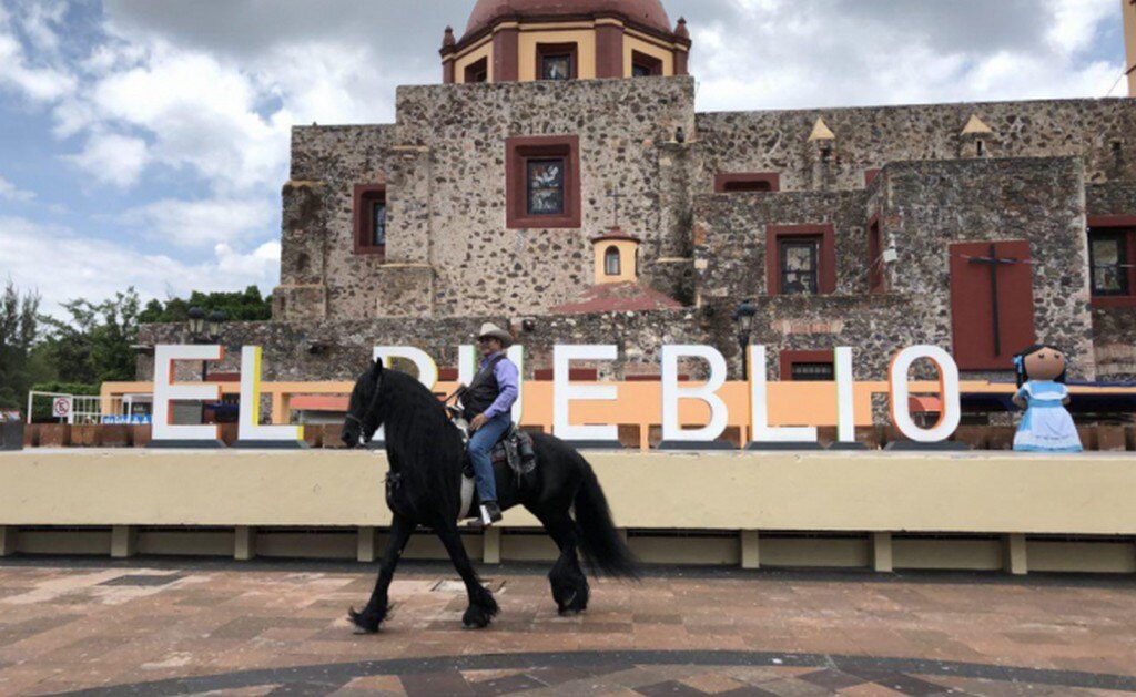  “El Bronco” cabalga por Querétaro en caballo de 250 mil dólares