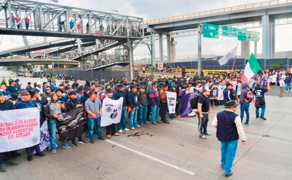 Con pancartas contra Alfonso Durazo, secretario de la SSPC, elementos de la PF inconformes con la Guardia Nacional llegaron en “operación hormiga” a la estación del Metro Terminal Aérea e interrumpieron la vialidad al salir.