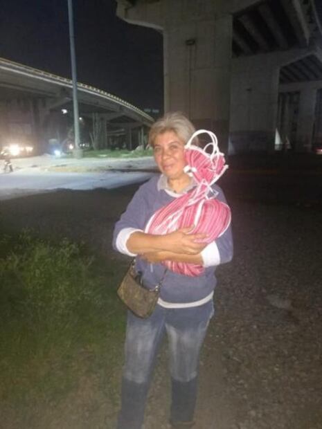 Rescatan a gato en distribuidor Juárez 