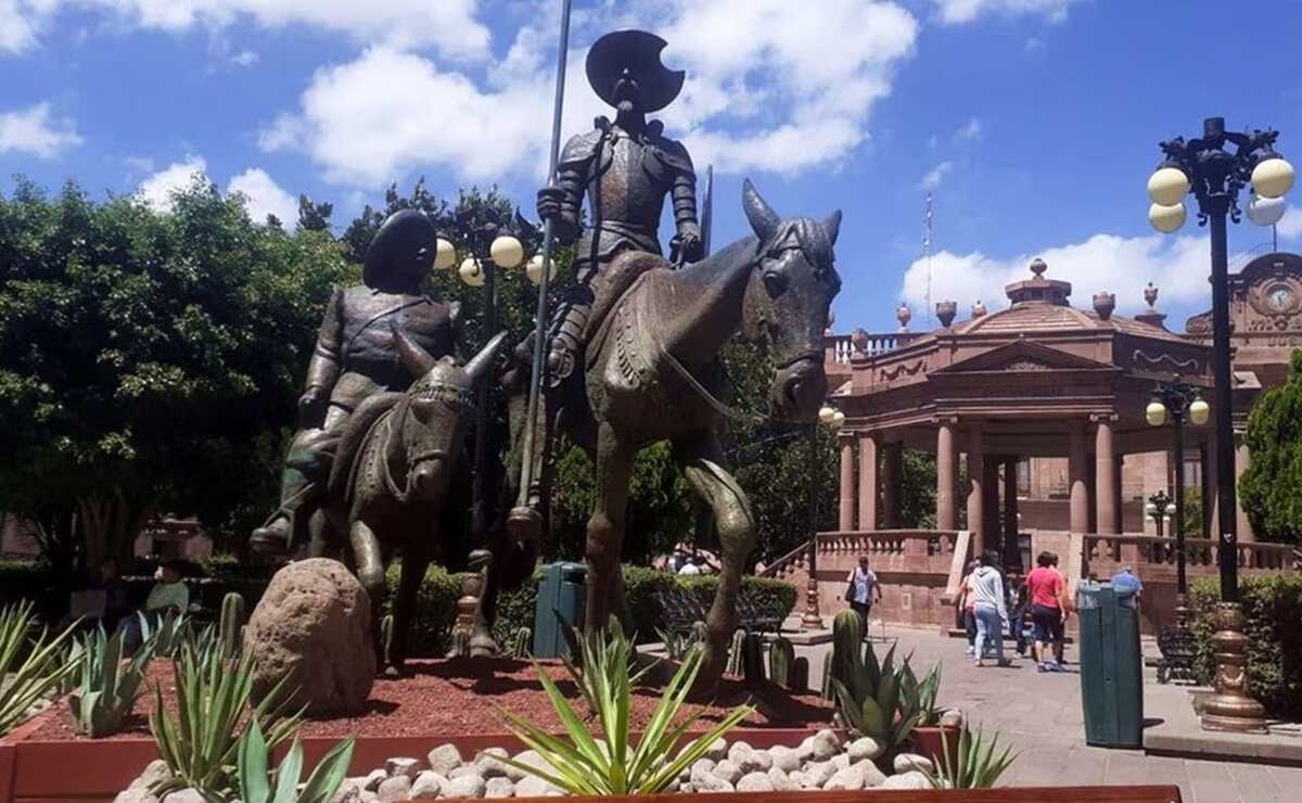 Escultura de "Don Quijote y Sancho", del artista Joaquín Arias. Foto: Archivo