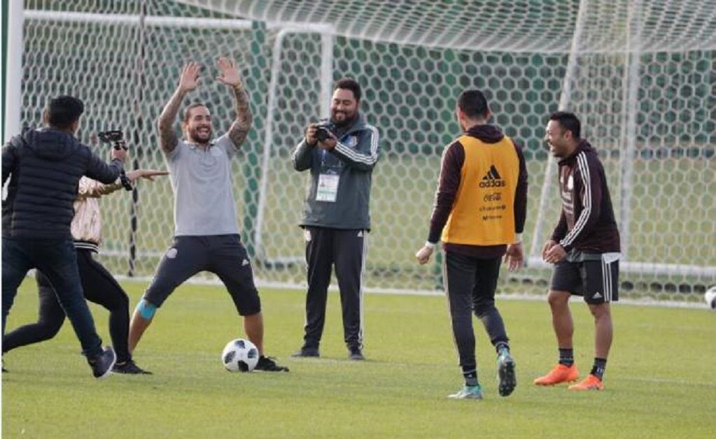 Maluma convivió con los seleccionados de futbol de México Foto: Luis Cortés / EL UNIVERSAL