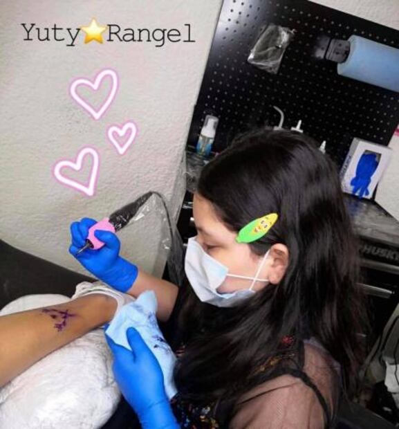 Yusseth, la potosina que con 10 años expresa su pasión por el arte de tatuar
