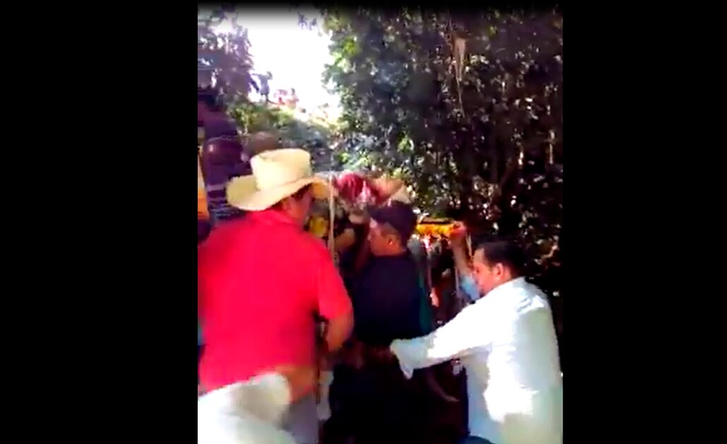 Rescatan a mujer que cayó a barranco