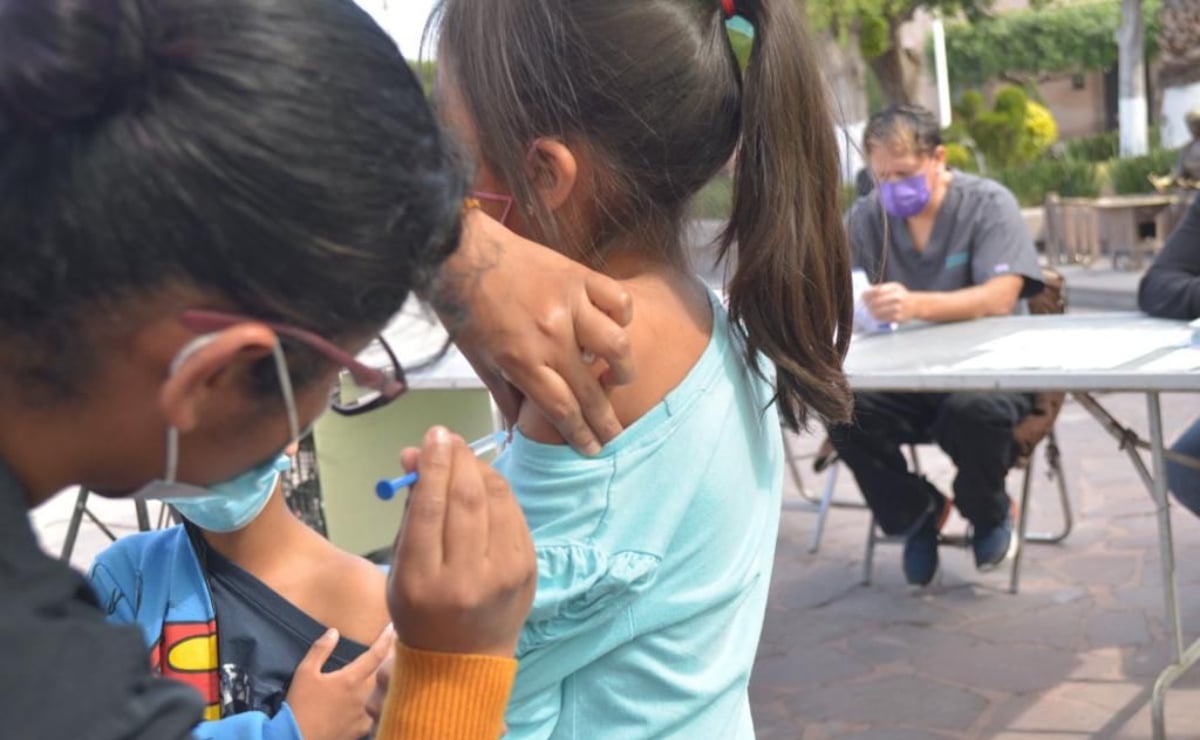 Inicia aplicación de primera dosis de vacuna antiCovid en menores de 14 y 15 años en SLP 