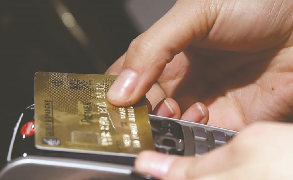 Según expertos, las tarjetas cont actless mostrarán que los plásticos bancarios aún están vigentes, pese a las nuevas tendencias de pagos. (ARCHIVO EL UNIVERSAL)