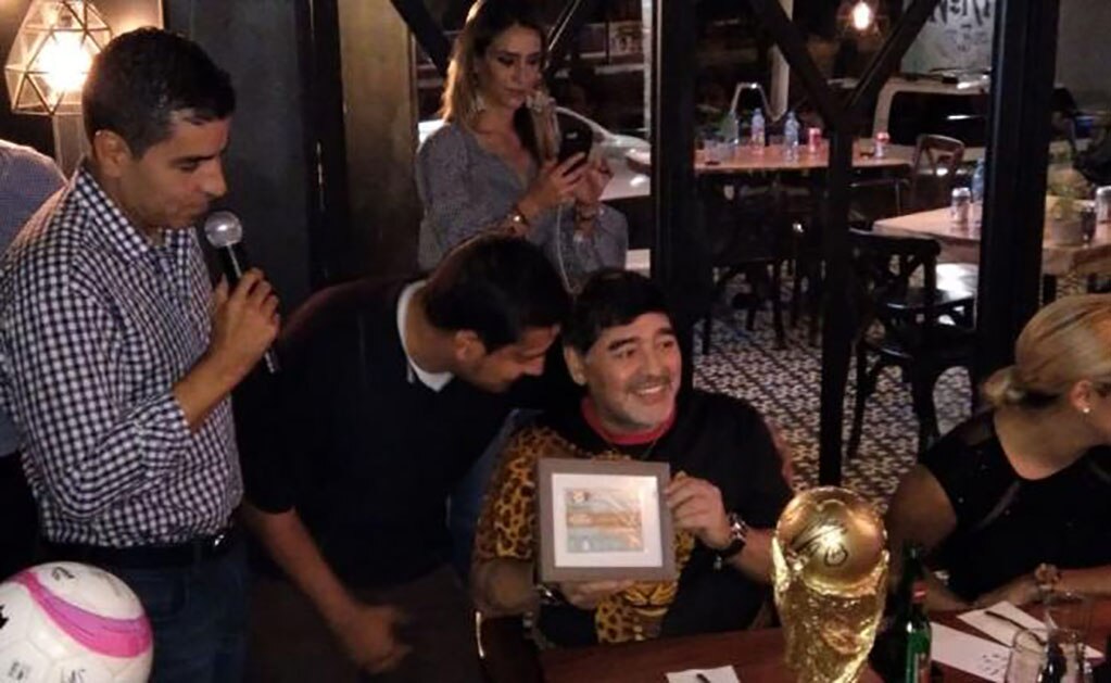 Maradona realiza subasta para damnificados de Sinaloa