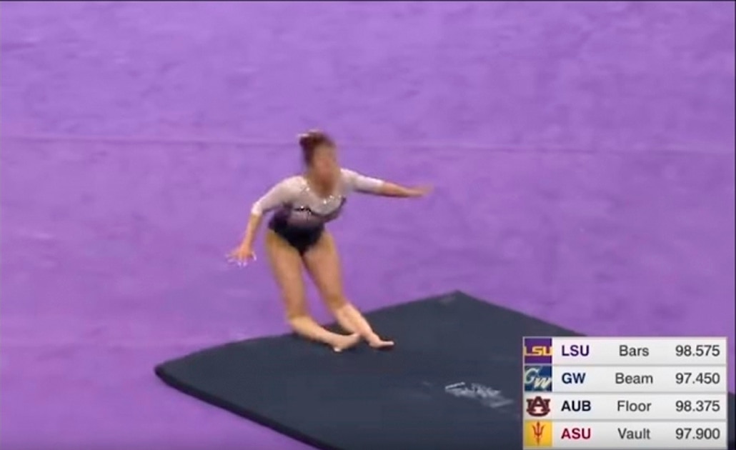 Gimnasta se rompe las dos piernas en plena competencia
