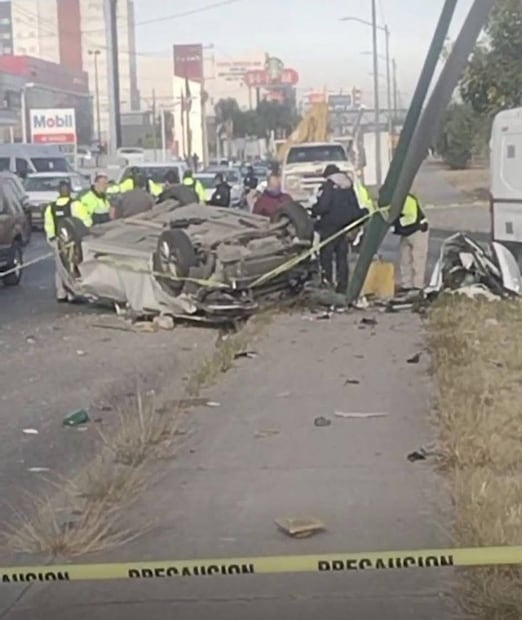 Accidente entre taxista y auto particular sobre la carretera 57 de SLP. Foto: Redes sociales