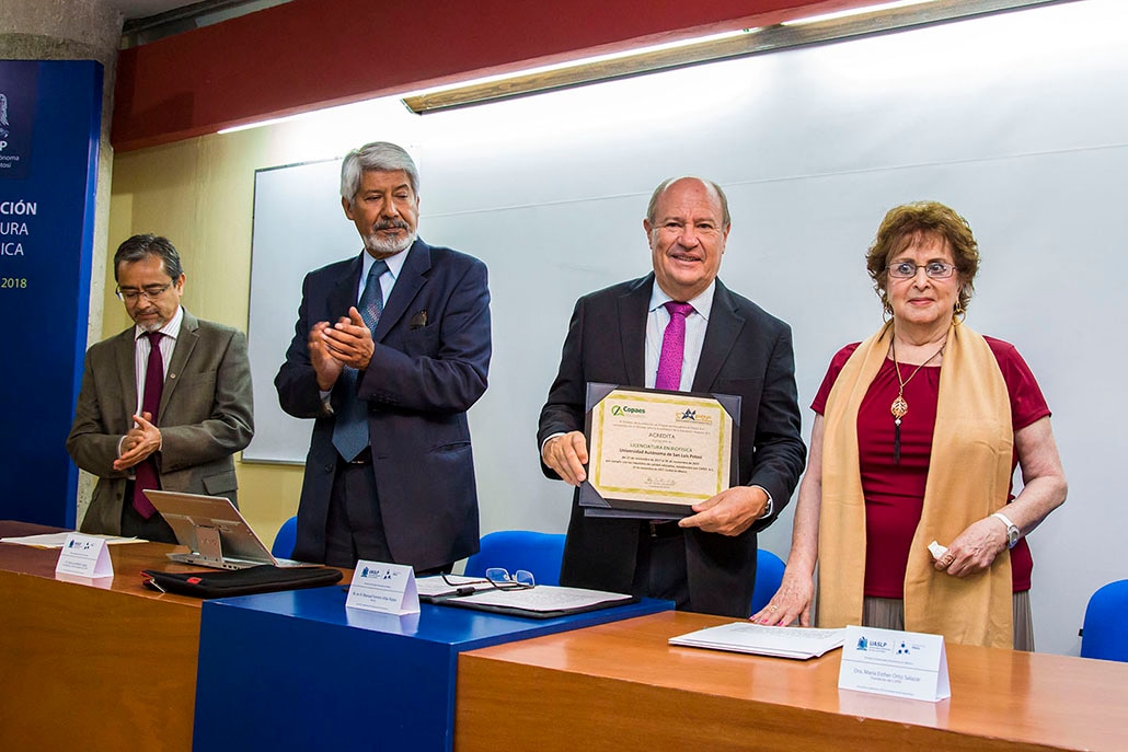 Licenciatura en Biofísica UASLP recibe acreditación de calidad